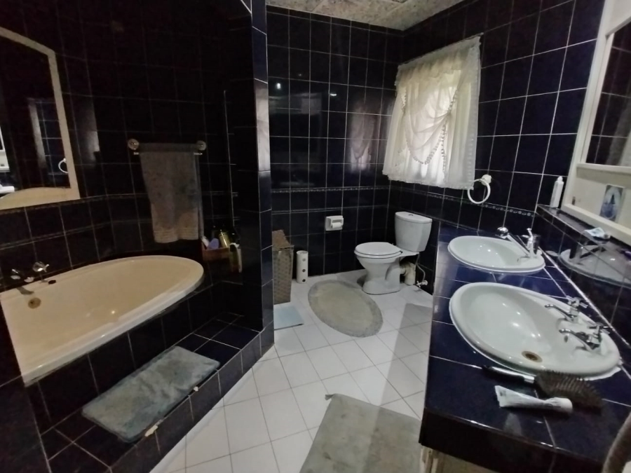 5 Bedroom Property for Sale in Safari Gardens North West